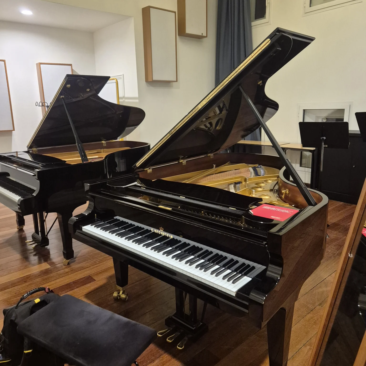 Deux pianos à queue dans une salle de cours du Conservatoire de Paris CNSMDP