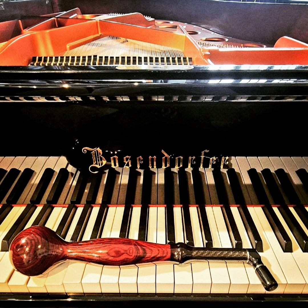 Clé d'accordage Reyburn posé sur le clavier d'un piano à queue Bösendorfer