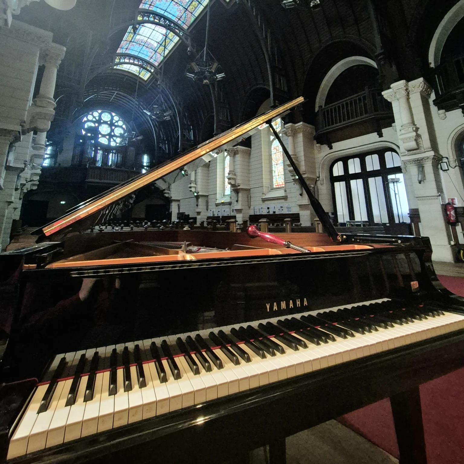 Accordage d'un piano à queue dans l'église de Bon Secours Paris 11e