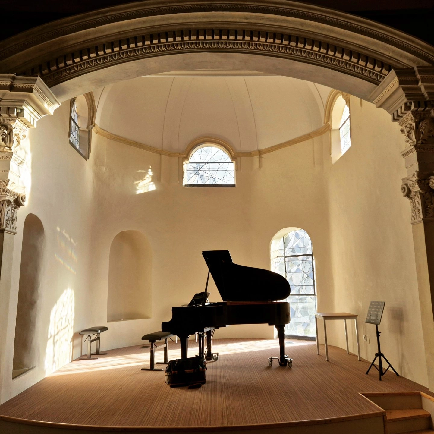 Piano à queue au milieu d'un auditorium de Paris 11e