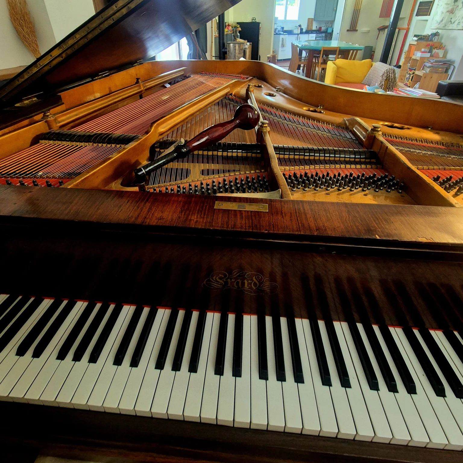 Piano à queue familiale Erard dans un logement de Paris 17e
