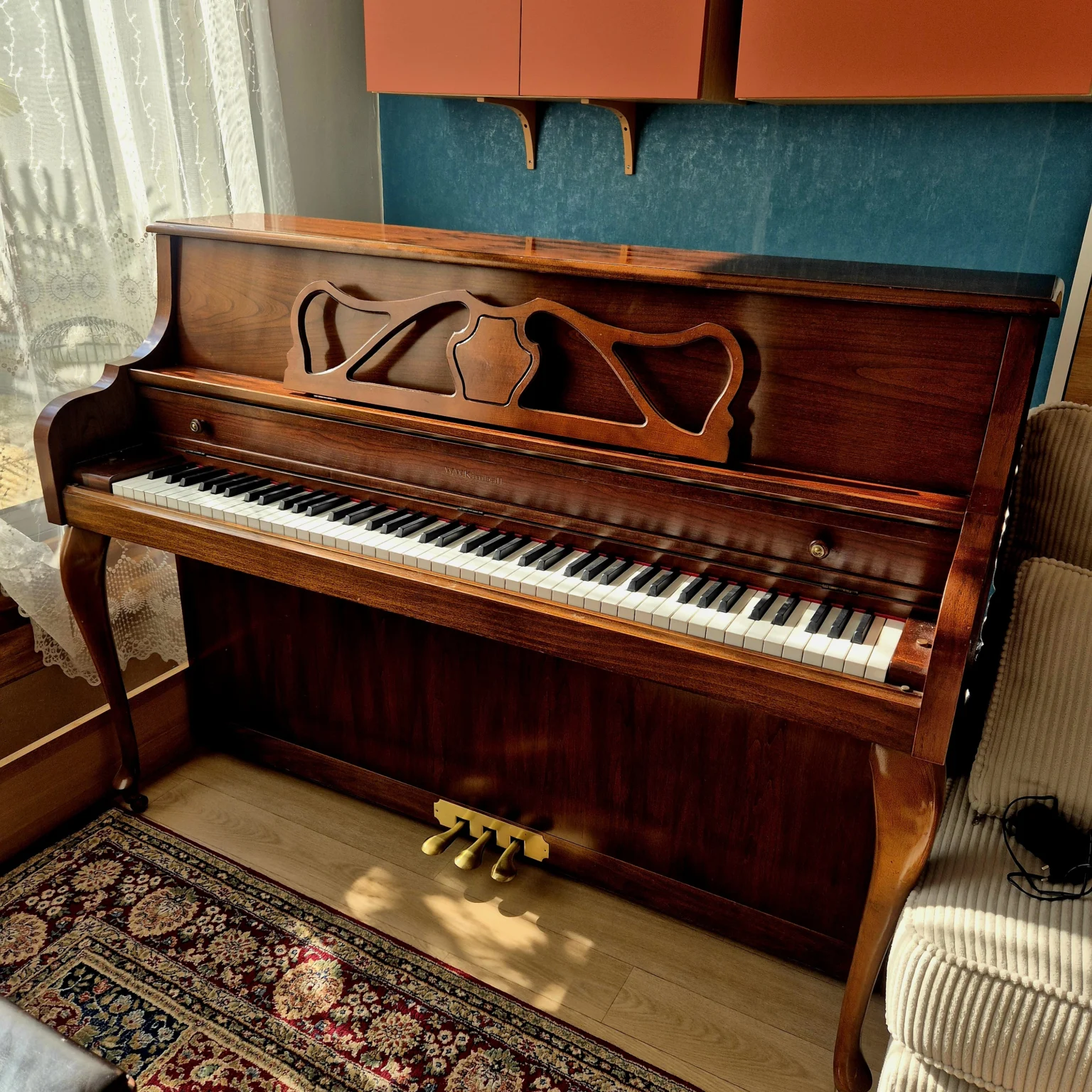 Piano Wurlitzer accordé à domicile dans un appartement du 16e arrondissement de Paris lors d’une intervention d’un accordeur de piano professionnel